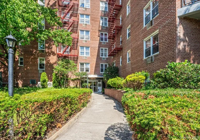 Homes for sale in New York, NY | 151-05 Cross Island Pkwy #6C, New York, NY 11357 | MLS# 905243