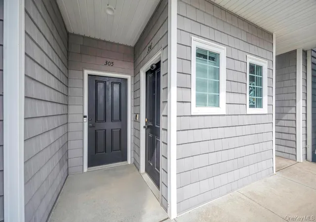 3rd image of 305 Okeefe Ct, Oakdale, NY 11769 | MLS# 905967