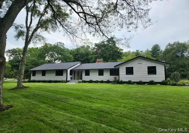 Photo 3 of Single family home for sale at 19 Michaels Ln, Oyster Bay, NY 11545 | MLS# 906140 | Listing updated on 2026-10-04