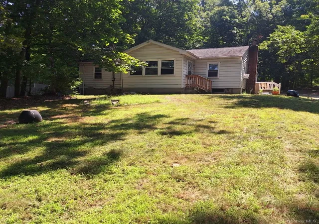 Single Family Residence at 40 Christian Ave, Setauket, NY 11733 | MLS# 906332 | | Sold on 2026-04-02