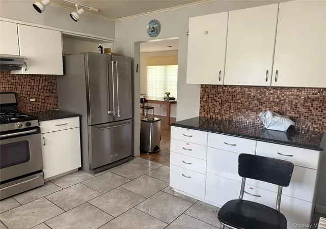 Photo 3 of Sale Pending at 109 Cherry Dr W, Plainview, NY 11803 | MLS# 906492 | Listing updated on 2026-08-18