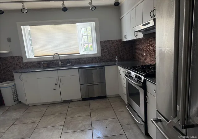 Photo 4 of Sale Pending at 109 Cherry Dr W, Plainview, NY 11803 | MLS# 906492 | Listing updated on 2026-08-18