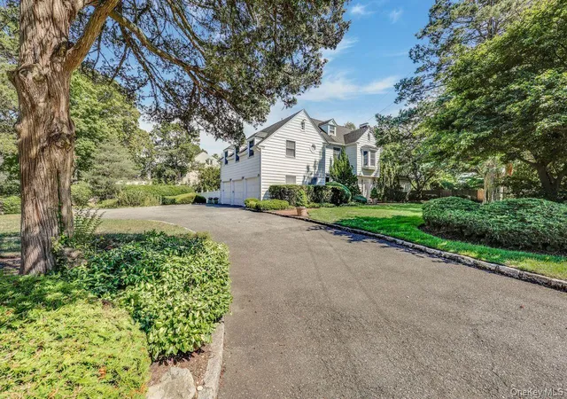 Photo 2 of Sale Pending at 252 Cedar Ave, Hewlett, NY 11557 | MLS# 908817 | Listing updated on 2026-08-17