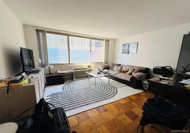 2nd image of 333 E 45Th St #17F, New York, NY 10017 | MLS# 909145