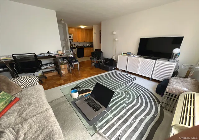 3rd image of 333 E 45Th St #17F, New York, NY 10017 | MLS# 909145