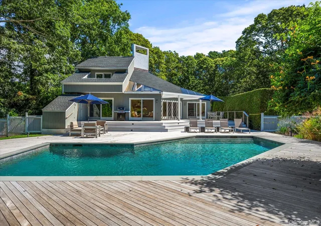 Photo 1 of Single family home for sale at 1 Acorn Path, Quogue, NY 11959 | MLS# 909935 | Listing updated on 2026-10-06