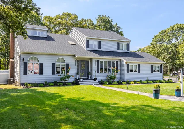 Single Family Residence at 12 Deer Path, Shirley, NY 11967 | MLS# 913387 | | Sold on 2026-01-29