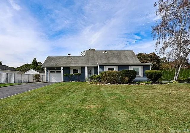 2nd image of 36 Torrey Pine Ln, Medford, NY 11763 | MLS# 913839