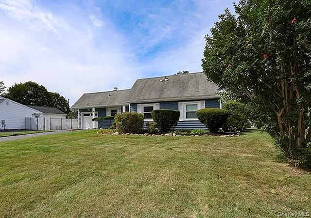 3rd image of 36 Torrey Pine Ln, Medford, NY 11763 | MLS# 913839