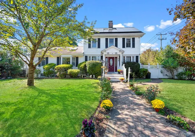 3rd image of 118 Grant Ave, Albertson, NY 11507 | MLS# 914884