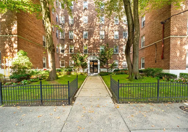 2nd image of 821 Bronx River Rd #5J, Yonkers, NY 10708 | MLS# 915618