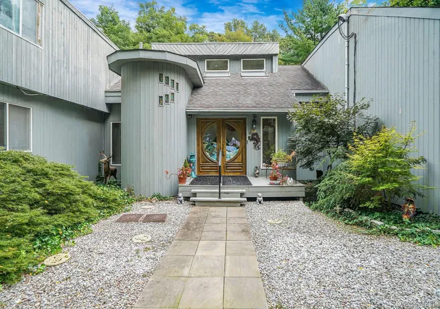 3rd image of 271 Bread And Cheese Hollow Rd, Smithtown, NY 11768 | MLS# 915640
