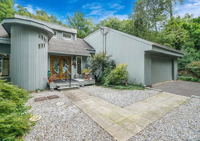 4th image of 271 Bread And Cheese Hollow Rd, Smithtown, NY 11768 | MLS# 915640