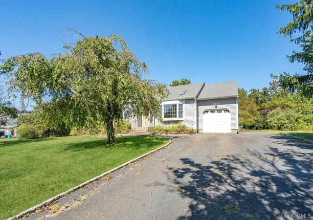 Photo 3 of Sale Pending at 152 Baywood Dr, Calverton, NY 11933 | MLS# 915689 | Listing updated on 2025-10-17