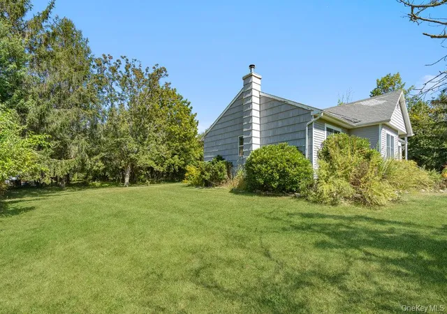 Photo 3 of Sale Pending at 152 Baywood Dr, Calverton, NY 11933 | MLS# 915689 | Listing updated on 2025-10-17