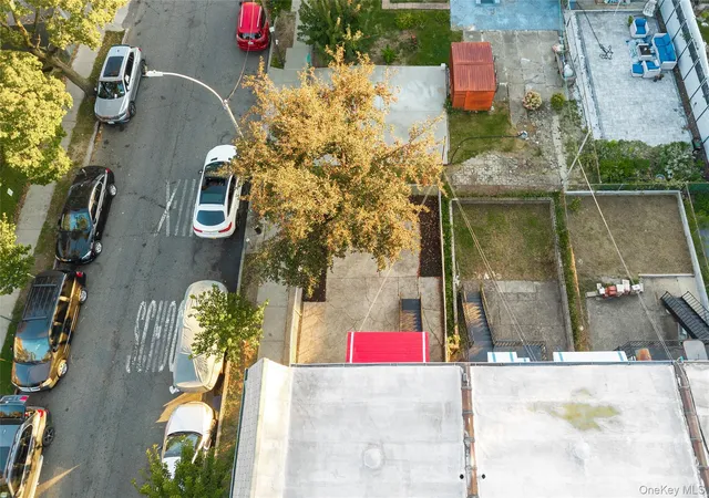 Photo 3 of Sale Pending at 1150 E 214th St, Bronx, NY 10469 | MLS# 915746 | Listing updated on 2025-12-06