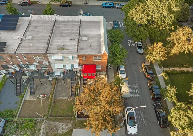 Photo 4 of Sale Pending at 1150 E 214Th St, Bronx, NY 10469 | MLS# 915746 | Listing updated on 2025-12-06