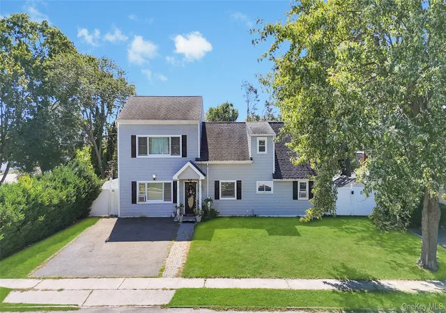 Single family home for sale at 6 Regal Ln, Levittown, NY 11756 | MLS# 916573 | Listing updated on 2025-12-19