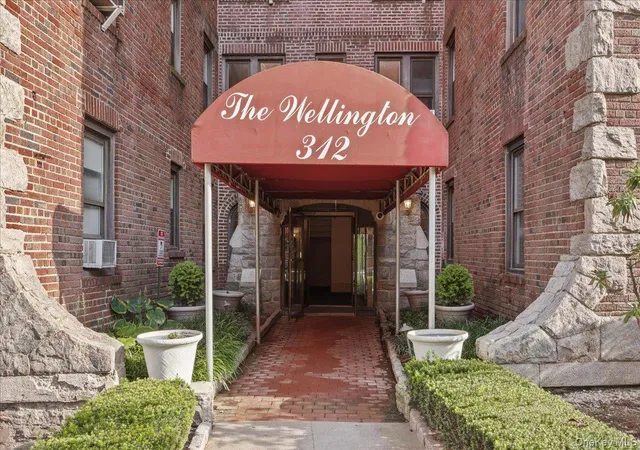 Photo 1 of Sale Pending at 312 Main St #3B, White Plains, NY 10601 | MLS# 916909 | Listing updated on 2025-12-22