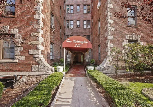 Photo 2 of Sale Pending at 312 Main St #3B, White Plains, NY 10601 | MLS# 916909 | Listing updated on 2025-12-22