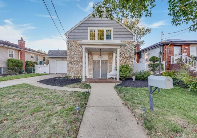 House for sale at 17 Oxford St, Malverne, NY 11565 | MLS# 917773 | Listing updated on 2025-11-27