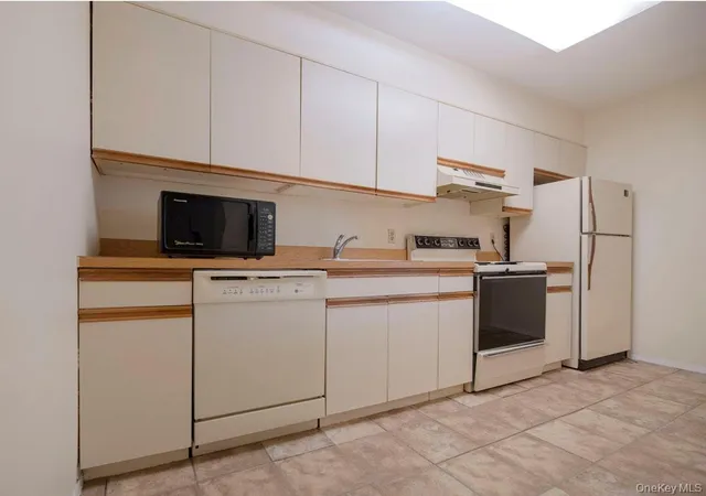 Photo 1 of Sale Pending at 1337 Broadway #L10, Hewlett, NY 11557 | MLS# 918263 | Listing updated on 2026-09-15