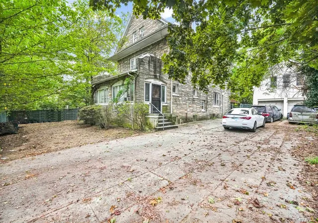 Photo 4 of Single family home for sale at 81-26 Austin St, Kew Gardens, NY 11415 | MLS# 918406 | Listing updated on 2026-03-04