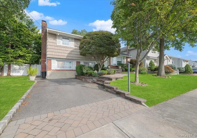 Photo 2 of Sale Pending at 9 Flint Ln, Jericho, NY 11753 | MLS# 918815 | Listing updated on 2026-07-16