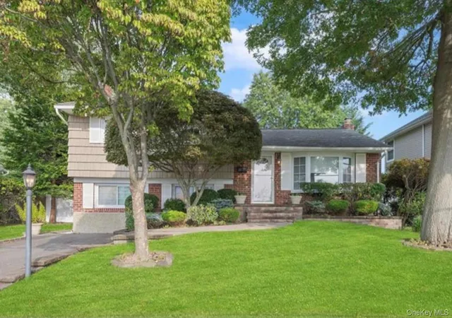 Photo 1 of Sale Pending at 9 Flint Ln, Jericho, NY 11753 | MLS# 918815 | Listing updated on 2026-07-16