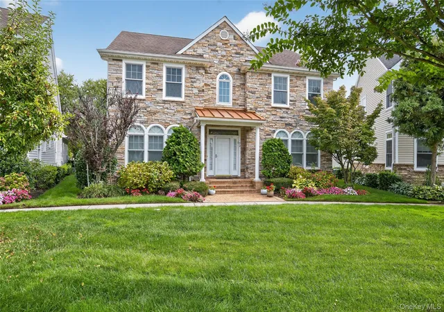 Photo 2 of Condo for sale at 92 W Overlook #92, Port Washington, NY 11050 | MLS# 918874 | Listing updated on 2025-10-02
