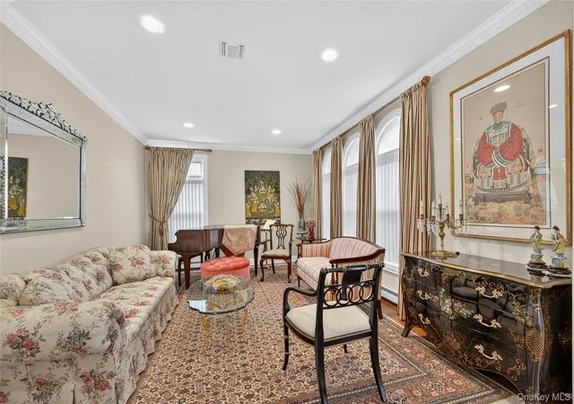 Photo 3 of House for sale at 92 W Overlook #92, Port Washington, NY 11050 | MLS# 918874 | Listing updated on 2025-10-02