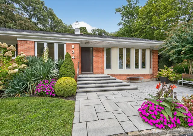 Photo 3 of Single family home for sale at 634 Park Ave, Huntington, NY 11743 | MLS# 918907 | Listing updated on 2026-09-04