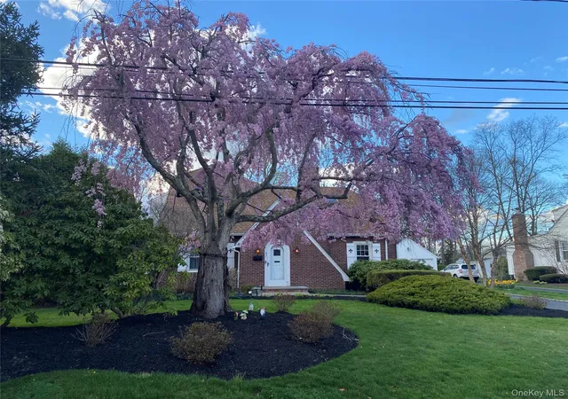Photo 1 of Single family home for sale at 83 Village Line Rd, Babylon, NY 11702 | MLS# 919627 | Listing updated on 2026-09-26