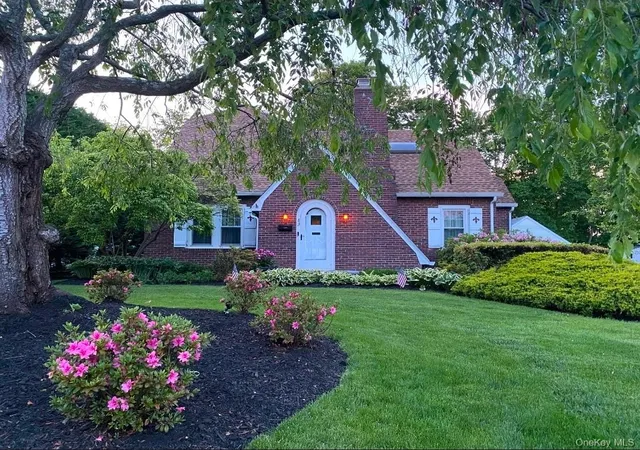 Photo 2 of Single family home for sale at 83 Village Line Rd, Babylon, NY 11702 | MLS# 919627 | Listing updated on 2026-09-26