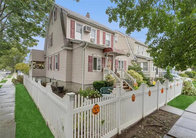 Single family home for sale at 128 Fairfield St, Hempstead, NY 11581 | MLS# 920908