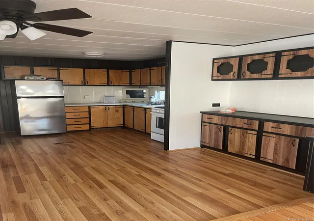 2nd image of 1661 Old Country Rd #308, Riverhead, NY 11901 | MLS# 922155