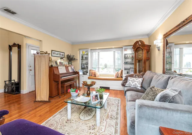 3rd image of 2845 Whaleneck Dr, Hempstead, NY 11566 | MLS# 922406