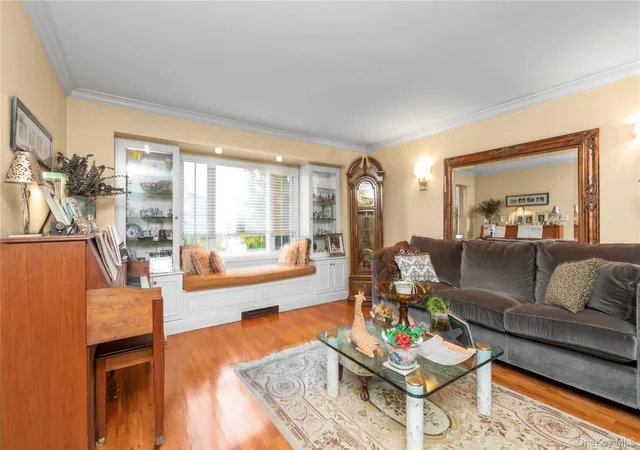 4th image of 2845 Whaleneck Dr, Hempstead, NY 11566 | MLS# 922406