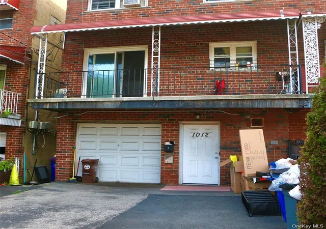 Photo 3 of Sale Pending at 1012 E 233rd St, Bronx, NY 10466 | MLS# 922621 | Listing updated on 2025-10-25