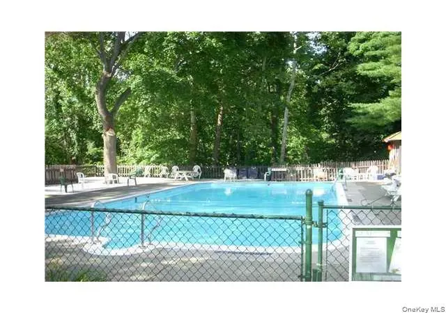 2nd image of 10 Oakwood Ter, New Windsor, NY 12553