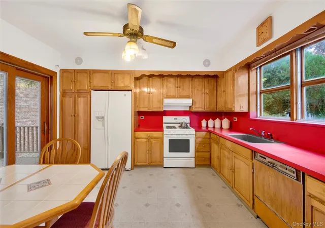 2nd image of 242 E 237th St, New York, NY 10470 | MLS# 925050