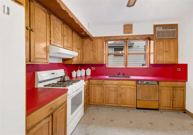 3rd image of 242 E 237Th St, New York, NY 10470 | MLS# 925050