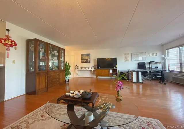 Photo 4 of Sale Pending at 100 High Point Dr #501, Hartsdale, NY 10530 | MLS# 926225 | Listing updated on 2026-03-23