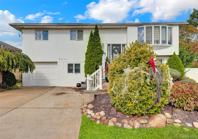 2nd image of 2573 Harvard Ln, Hempstead, NY 11783 | MLS# 926529
