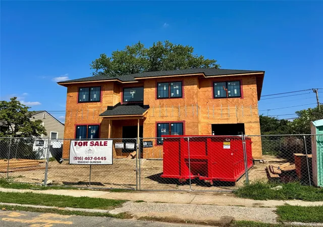 Photo 1 of Single family home for sale at 121 Dean St, Hicksville, NY 11801 | MLS# 927071 | Listing updated on 2026-09-04