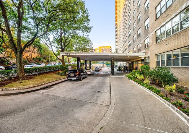 2nd image of 555 Kappock St #12J, Bronx, NY 10463 | MLS# 927083