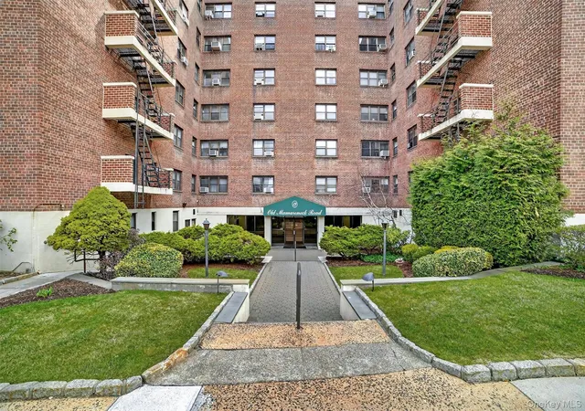Homes for sale in White Plains, NY | 19 Old Mamaroneck Rd, White Plains, NY 10605
