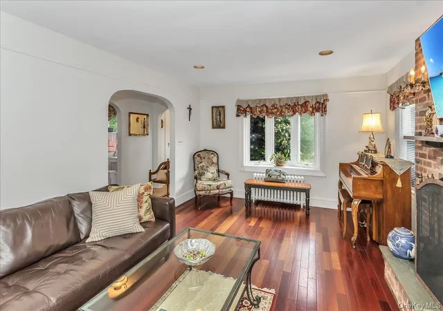 3rd image of 21 Hayden Ave, North Hempstead, NY 11024 | MLS# 927591
