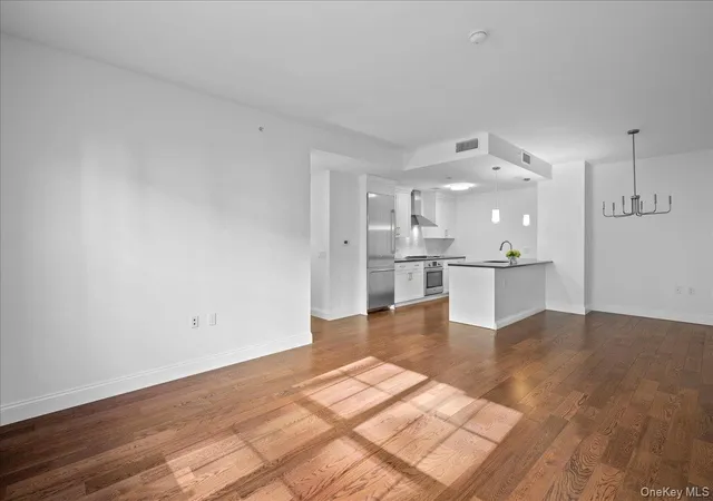 Photo 4 of Condo for sale at 10 Byron Pl #306, Mamaroneck, NY 10538 | MLS# 928023 | Listing updated on 2026-10-23