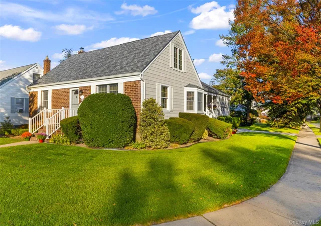 Photo 2 of Single family home for sale at 59 Linden Blvd, Oyster Bay, NY 11801 | MLS# 928610 | Listing updated on 2026-09-13